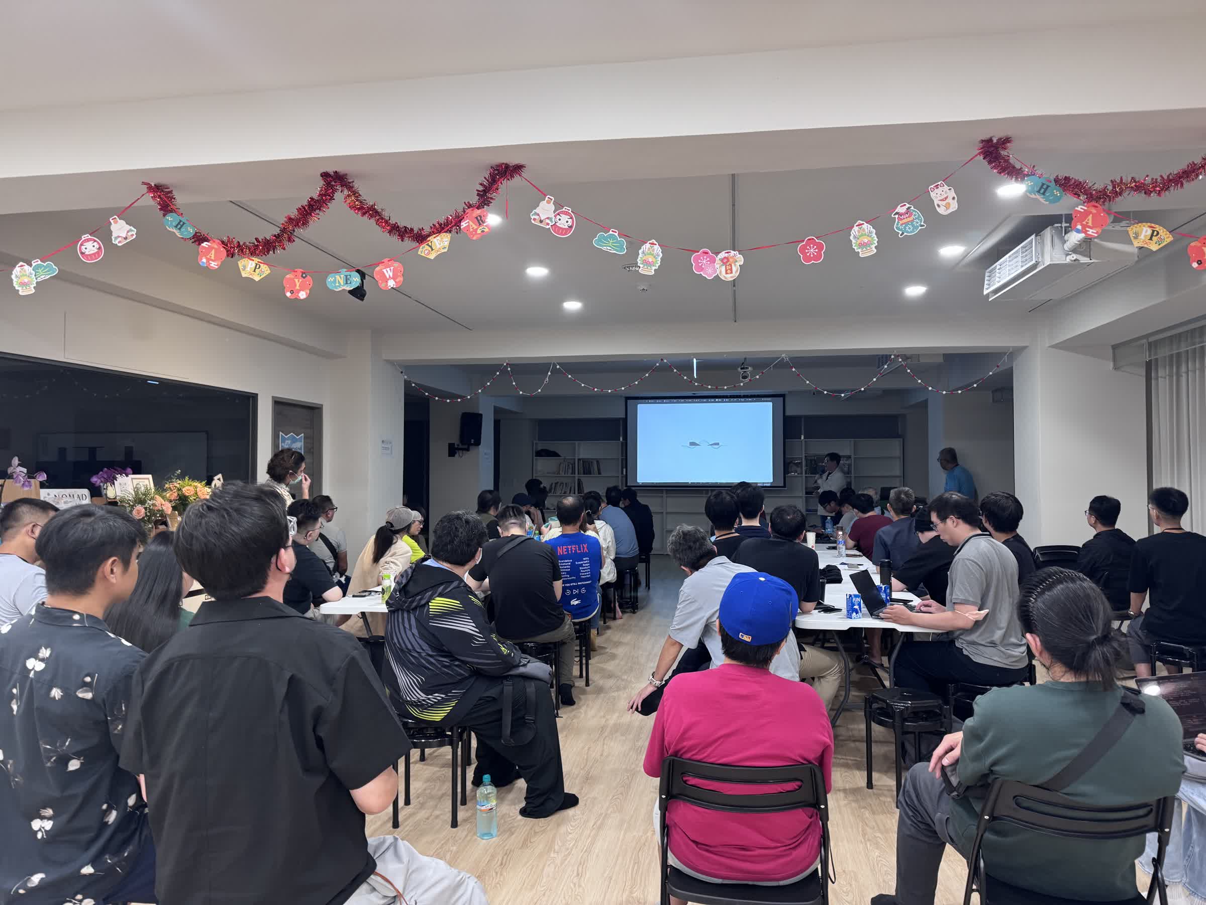 台南 AI 小聚首場現場，坐滿人的教室